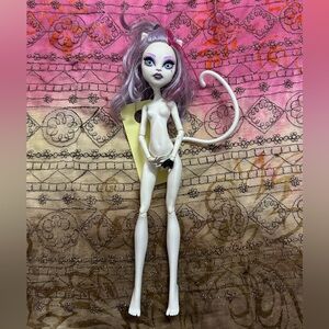 MONSTER HIGH 2011 rare caterine de mew "scaris city of freights" doll.